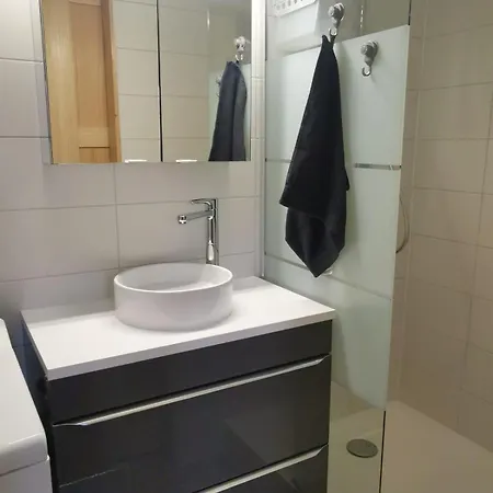 Joli Meuble Calme Et Proche Commodites 아파트 *